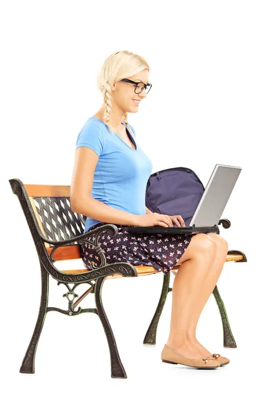 Blonde Studentin mit Laptop — Stockfoto