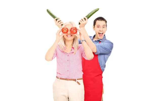 Ζευγάρι διασκεδάζοντας με λαχανικά — Φωτογραφία Αρχείου