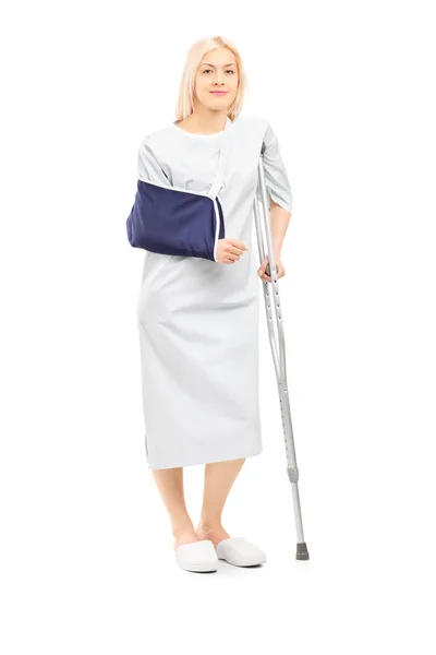 Female with broken arm — Stock Photo, Image