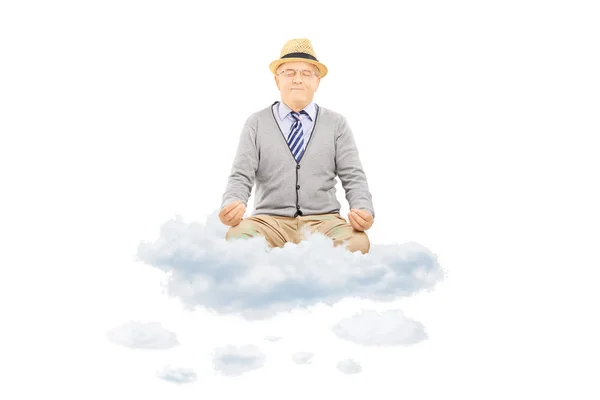 Senior gentleman meditare sulle nuvole — Foto Stock