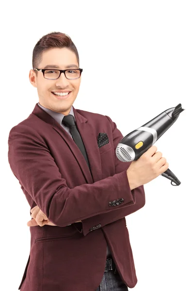 Cabeleireiro masculino segurando secador de cabelo — Fotografia de Stock