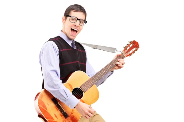 Feliz macho tocando la guitarra — Foto de Stock