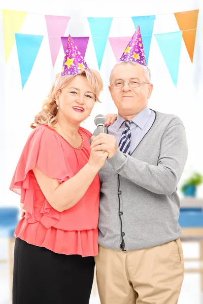 Paar singt am Mikrofon — Stockfoto