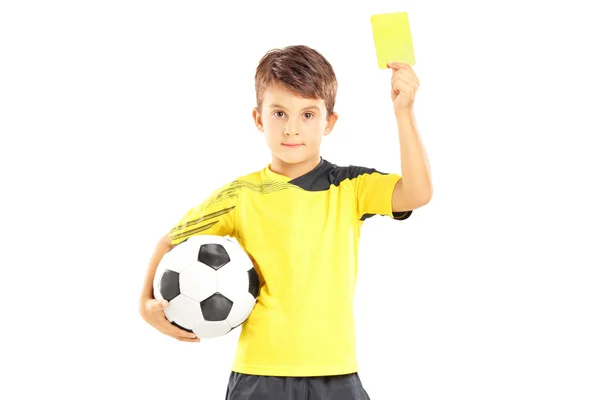 Kid segurando bola de futebol e cartão amarelo — Fotografia de Stock