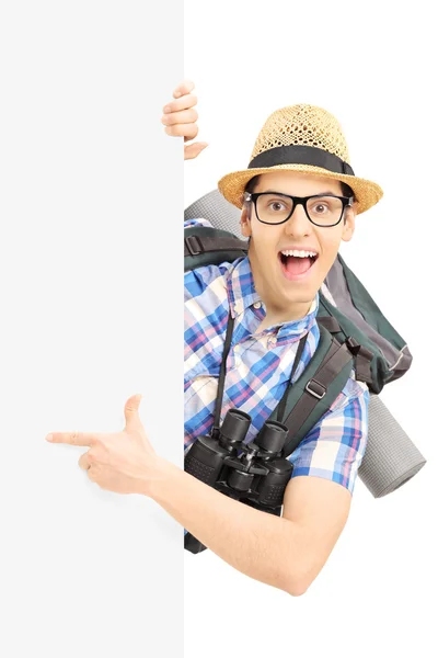 Turista masculino apontando no painel em branco — Fotografia de Stock