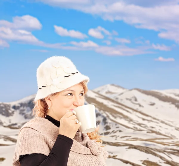 Mature smiling woman drinking tea — Stock Photo, Image