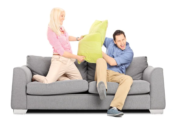 Чоловік і жінка мають подушку бійка — стокове фото