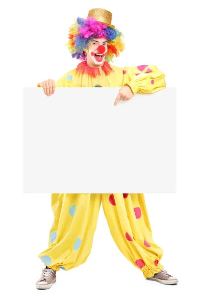 Männlicher Clown zeigt auf Podium — Stockfoto