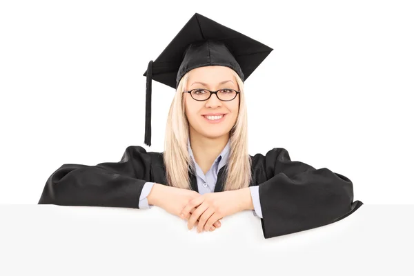 Mujer estudiante en vestido de graduación — Foto de Stock