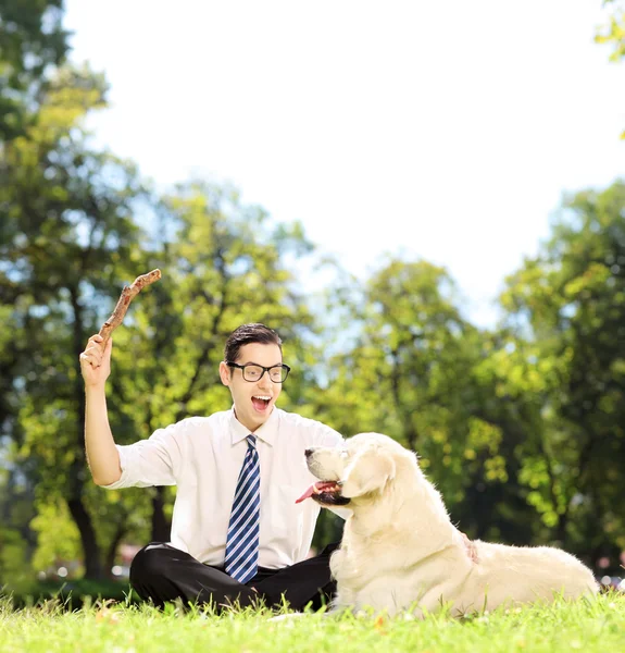 Chico en hierba jugando con perro — Foto de Stock