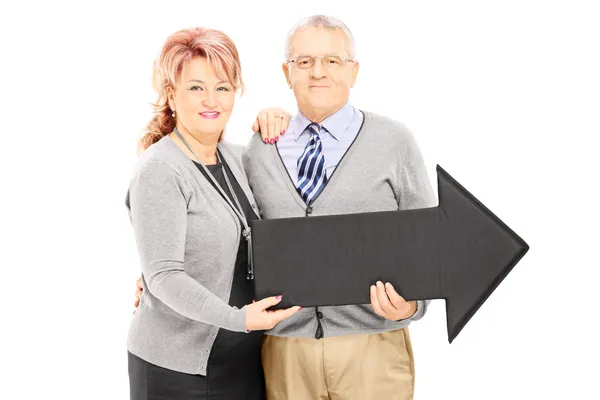 Bărbat şi femeie ţinând săgeată — Fotografie, imagine de stoc