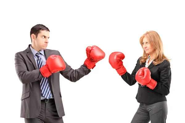 Empresária com luvas de boxe — Fotografia de Stock