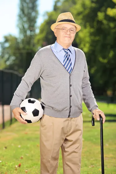 Hombre mayor sosteniendo una pelota de fútbol —  Fotos de Stock