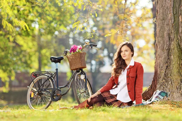 女性与自行车停在公园 — 图库照片