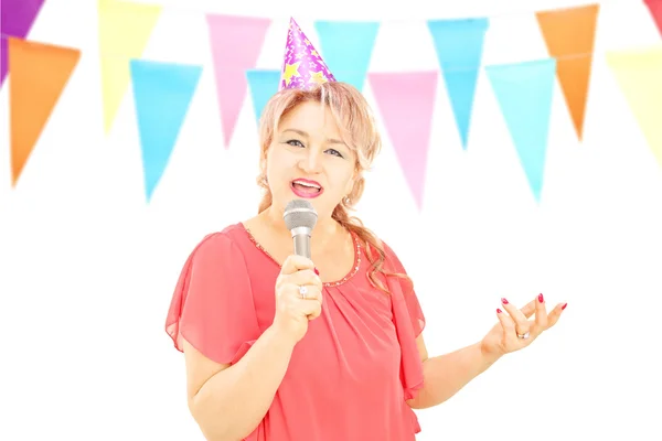 Señora cantando en el micrófono — Foto de Stock