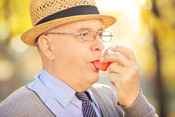 Hombre mayor que toma tratamiento para el asma — Foto de Stock