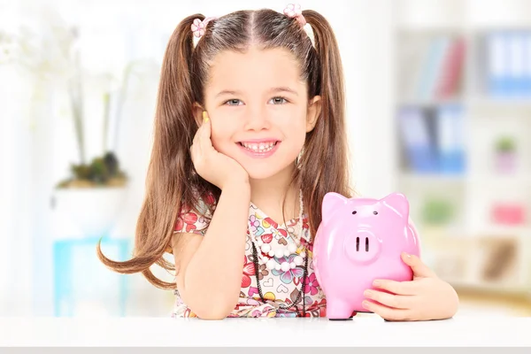 Flicka anläggning piggybank — Stockfoto