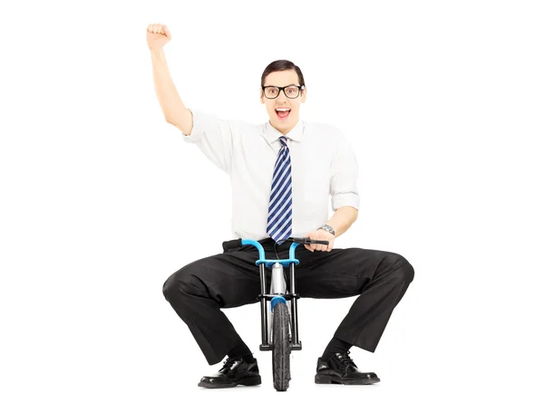 Бизнесмен на маленьком велосипеде — стоковое фото