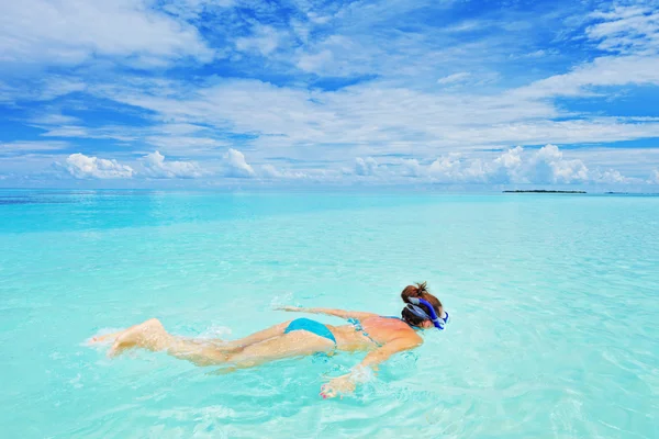 Donna in costume da bagno snorkeling — Foto Stock