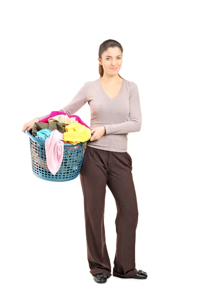 Feminino segurando cesta de roupa — Fotografia de Stock