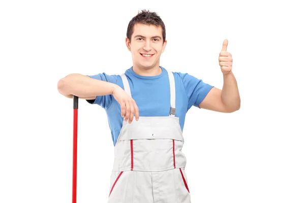 Manliga cleaner ger tummen upp — Stockfoto