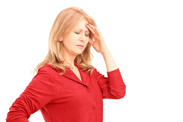 Olgun kadın baş ağrısı olması — Stok fotoğraf