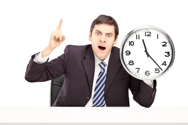 Enojado hombre de negocios sosteniendo reloj — Foto de Stock