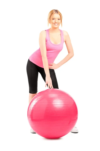 Mujer al lado de la pelota de pilates — Foto de Stock