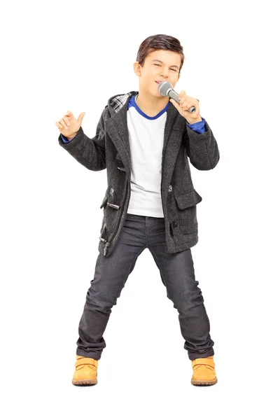 Мальчик поет на микрофоне — стоковое фото