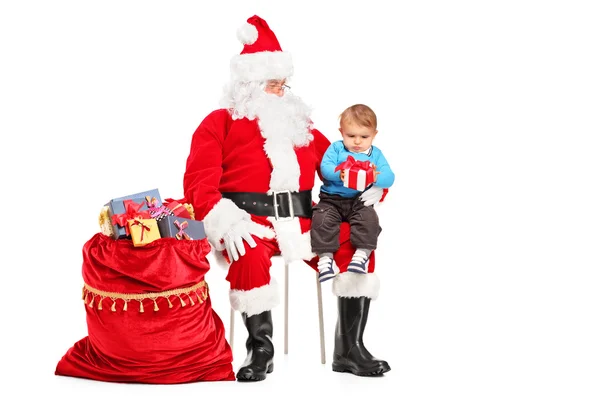 Santa claus en kind met cadeau — Stockfoto