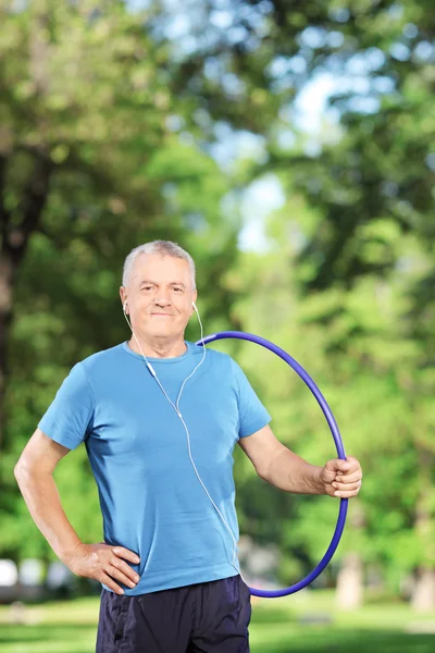 Homem segurando hulahoop — Fotografia de Stock