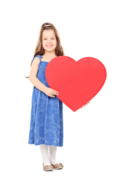 Küçük kız holding kırmızı kalp — Stok fotoğraf