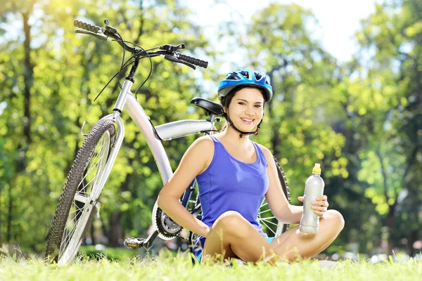 Female biker drinking water — Stock Photo, Image