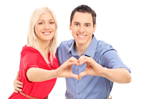 Jonge paar symboliseert liefde met handen — Stockfoto