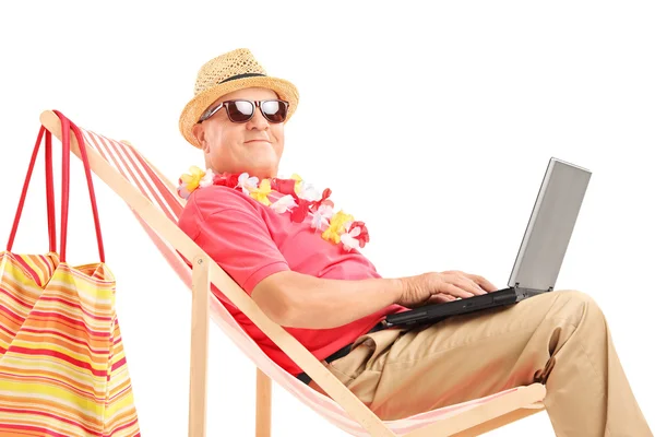 Turista masculino com laptop — Fotografia de Stock