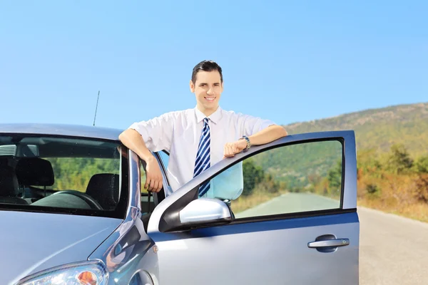 Homem posando ao lado de seu carro — Fotografia de Stock