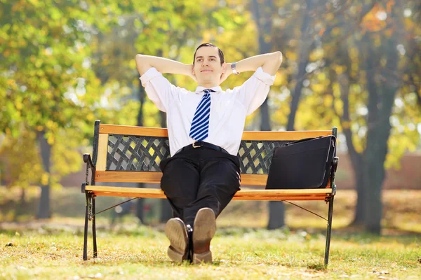 Расслабленный бизнесмен в парке — стоковое фото