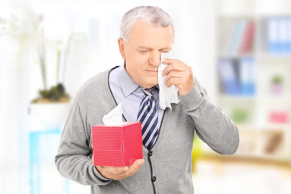 Triste hombre llorando y limpiando los ojos — Foto de Stock