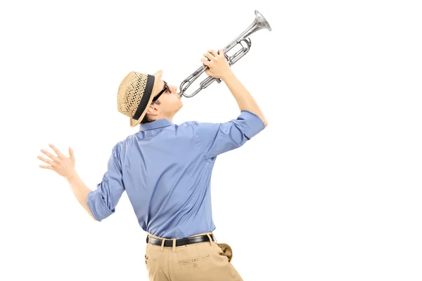 Musiker spelar trumpet — Stockfoto