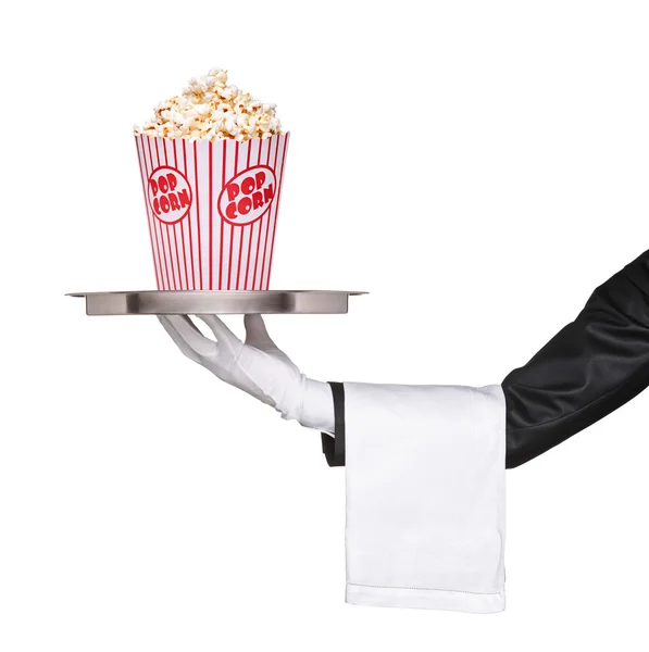 Официант держит поднос с попкорном — стоковое фото