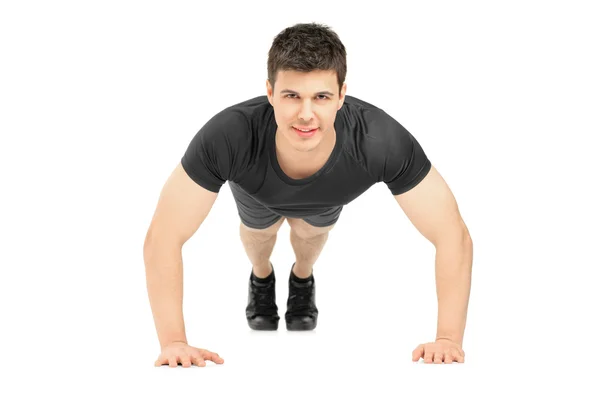 Pohledný mladý muž dělá push up — Stock fotografie