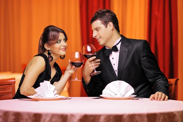 Casal beber vinho no restaurante — Fotografia de Stock