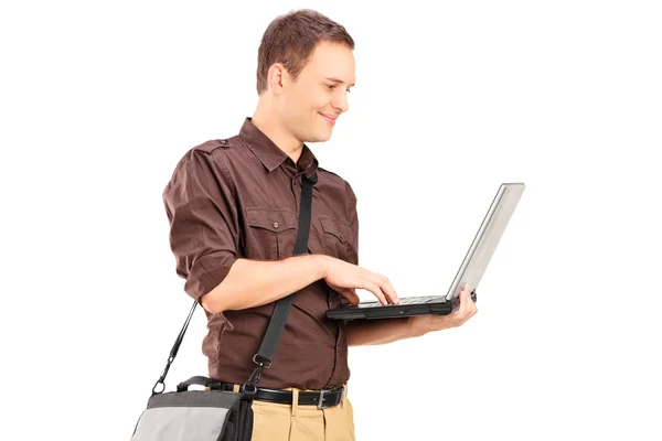 Giovane uomo che lavora su laptop — Foto Stock