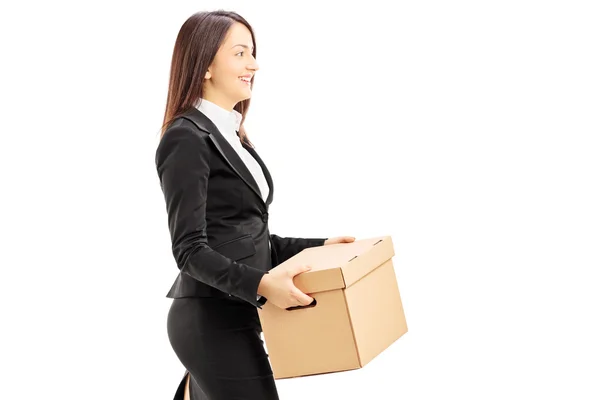 Joven mujer de negocios llevando una caja — Foto de Stock