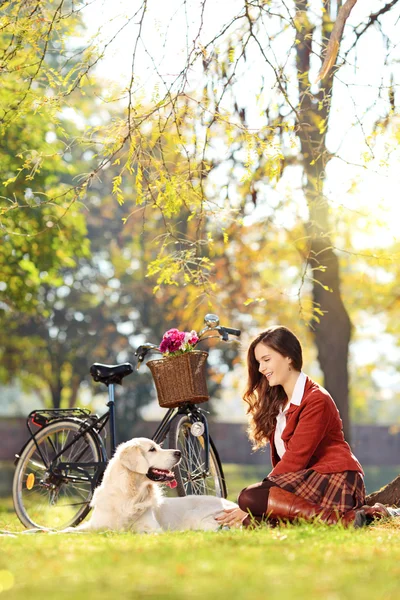 Meisje met haar hond in een park — Stockfoto