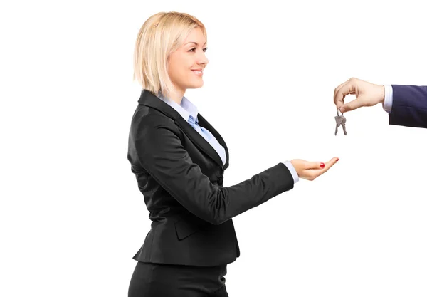 Businesswoman taking keys from businessman — Stock Photo, Image