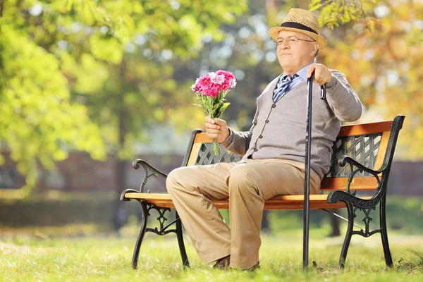 Senior herre med blombukett — Stockfoto