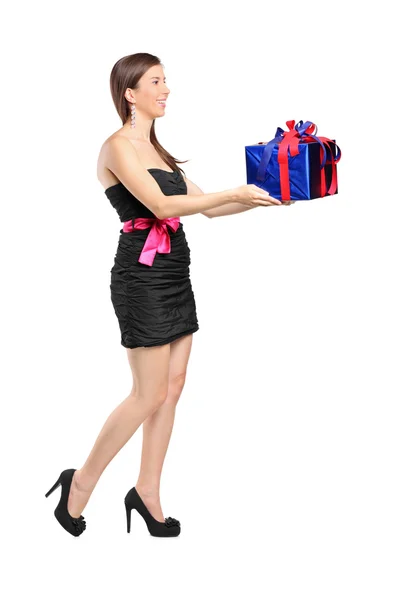 Mujer sosteniendo regalo — Foto de Stock