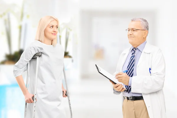 Médecin parlant à une patiente — Photo