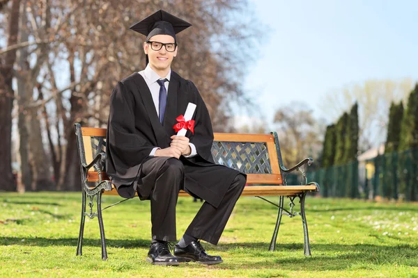 Студент позирует с дипломом — стоковое фото